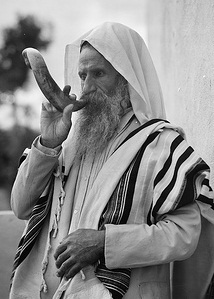 shofar-sabbath-horn-yemenite-jew_cropped (1)